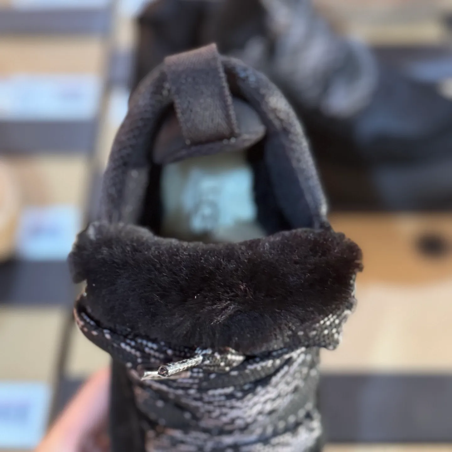 Local 💰600 Settlement in store 250 OEM grade 4032 Mel series Top workmanship level Super stable version ✔️ Good looks and texture online Suede leather + low-key logo look retro Classic two-color shoelaces can be worn as one shoe or two ✔️ So comfortable that you want to weld your feet on it Super light material + 5cm thick sole No tired feet after heightening Wool insoles are warm and breathable No stress on commuting and shopping all day long ✔️ I love the details: wide shoelaces for photos, sizes 34-40 are suitable for various foot types, slight stains can be wiped clean with a damp cloth, and the loose feeling in early autumn depends entirely on it. You can close your eyes and avoid stepping on thunder! 👟